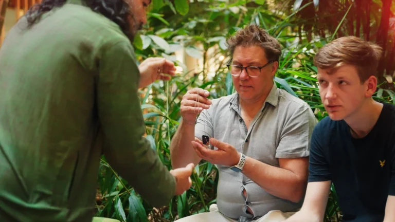 Het aannemen van een amulet van een sjamaan.