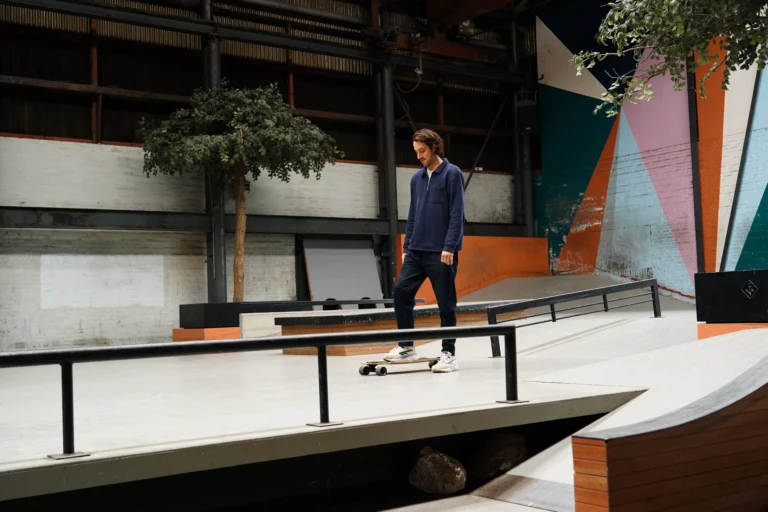 Joppe bij Pier15 op een skate/longboard.