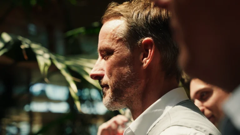 Man van middelbare leeftijd in een tropische omgeving.