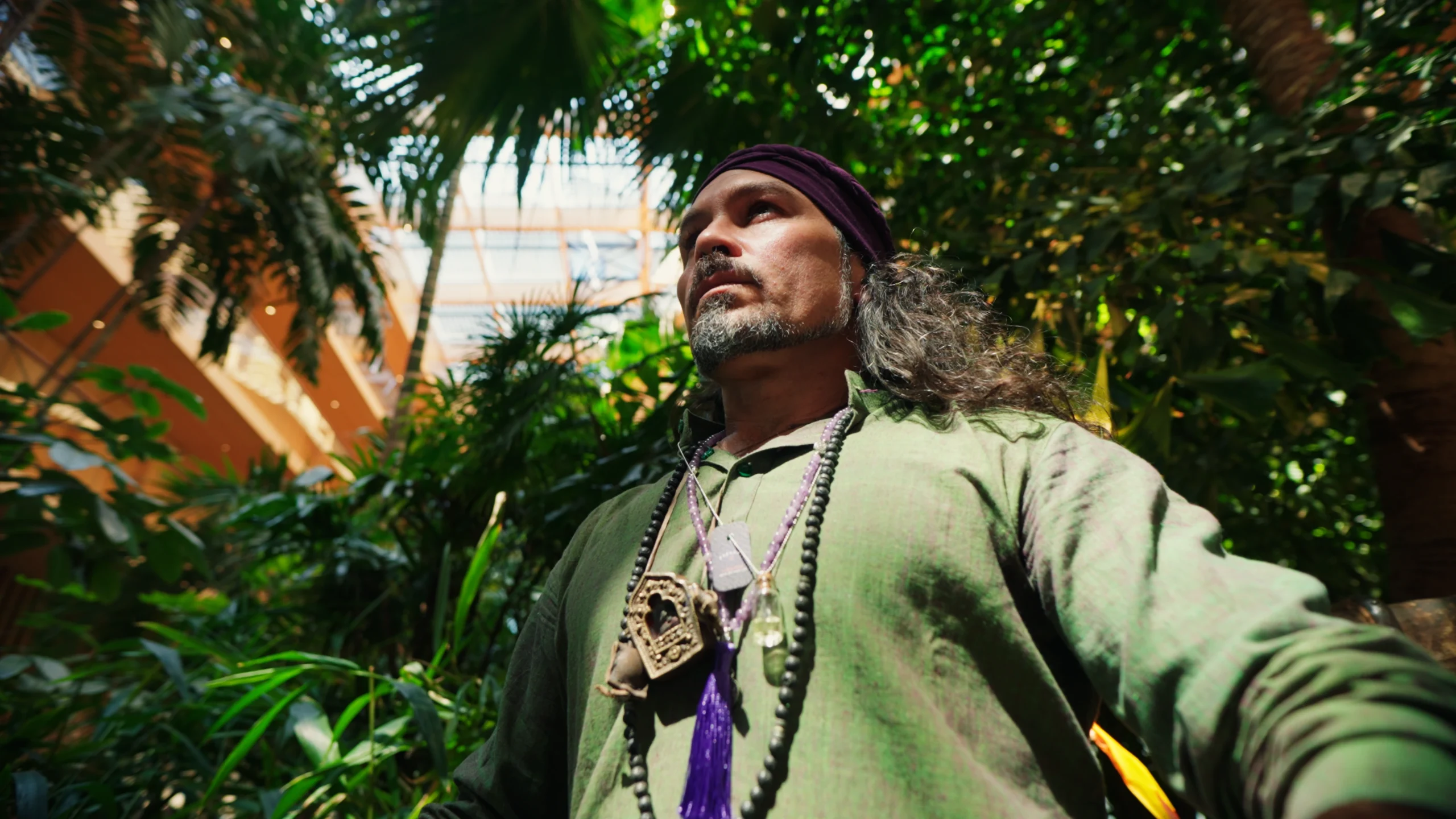 Kikvorsperspectief van een sjamaan die diep inademt.